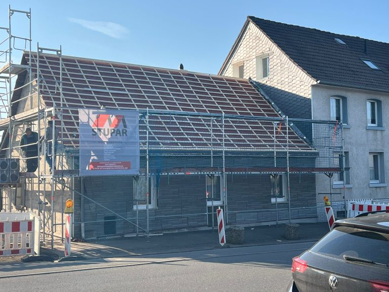 Haus mitBaugerüst von Dachdecker Betrieb Stupar Bedachungen Meisterbetrieb. Dachreparatur. Neudach. Dachziegel.